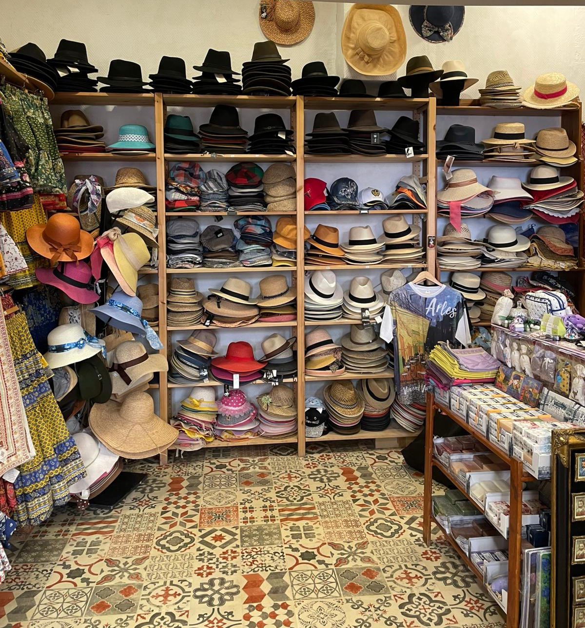 Vêtements gardians et chapeaux traditionnels - Créations artisanales